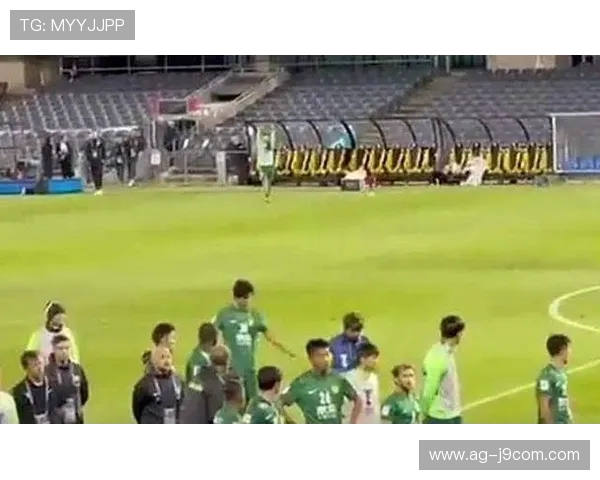 球迷怒斥王刚表现低迷引发激烈争议与持续不断的热烈讨论潮风暴声